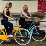 Bicicletas eléctricas: paseo femenino en un mundo verde
