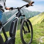 Con la bicicleta eléctrica se hace ejercicio: beneficios para la salud