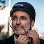 Es obligatorio llevar casco con la bicicleta eléctrica: lo que debes saber